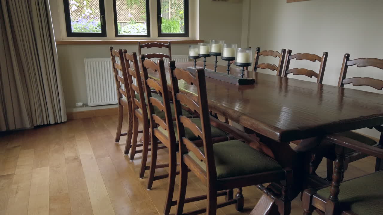 inclinación hacia arriba de un comedor en una casa familiar en cámara lenta