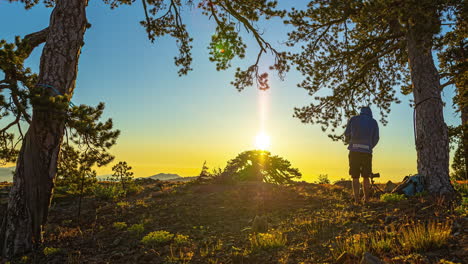 Zeitraffer-Eines-Mannes,-Der-Bei-Sonnenuntergang-Eine-Hängematte-Aufbaut