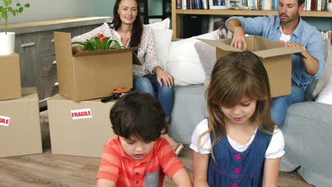 una familia de cuatro cajas de desempaque