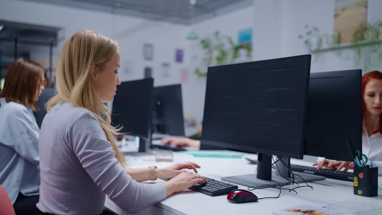 사무실에서 코딩하는 여성 프로그래머