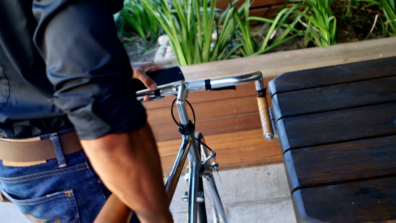 4k  ⁇ 드폰으로 대화하는 남성 통근자