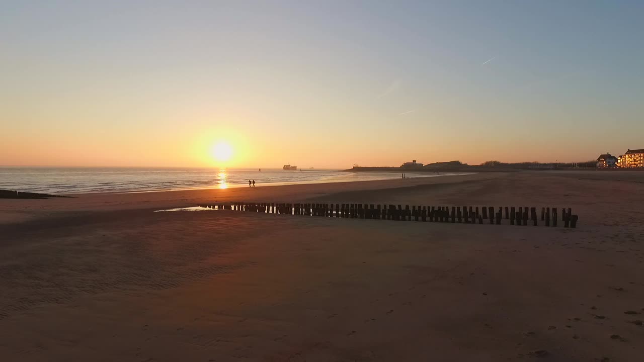 antena: el bulevar, la playa y la ciudad de vlissingen durante la puesta de sol