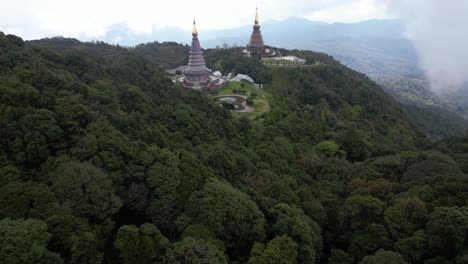 Impresionante-Inclinación-Aérea-En-La-Naturaleza-Con-Pagodas-En-El-Parque-Nacional-Doi-Inthanon