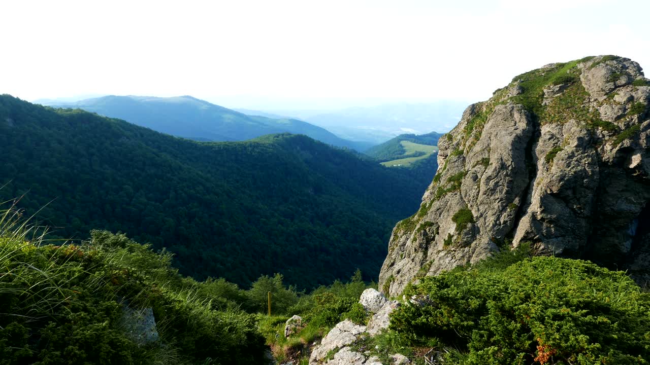 산의 높은 지점에서 주변 풍경을 바라보고 있습니다.