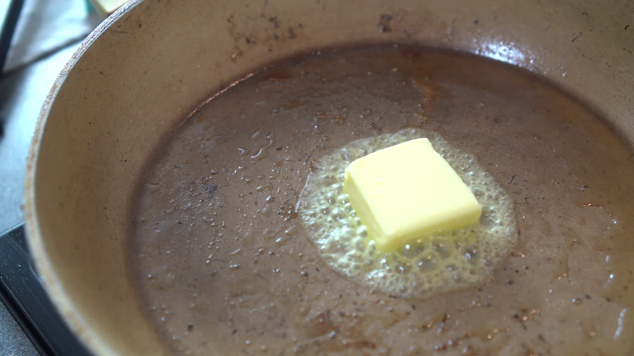 Beurre fondant dans une poêle, vue d'en haut