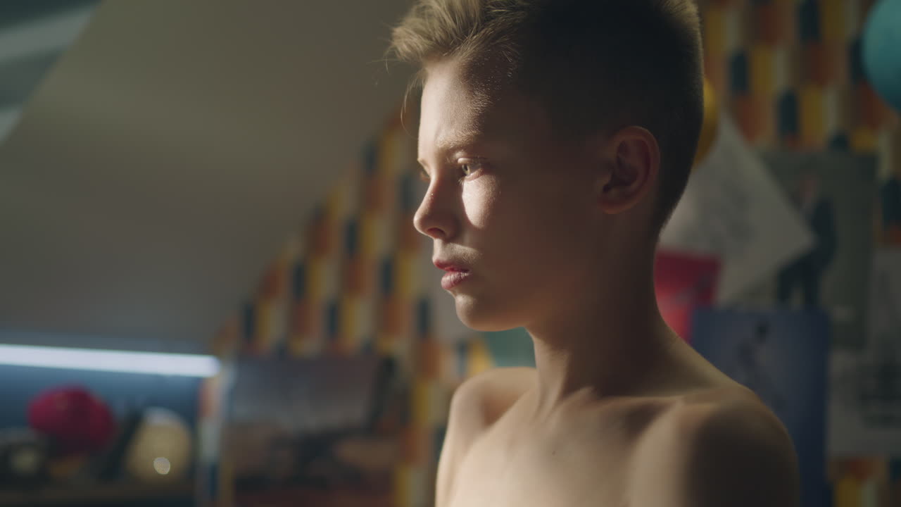 방에 있는 소년