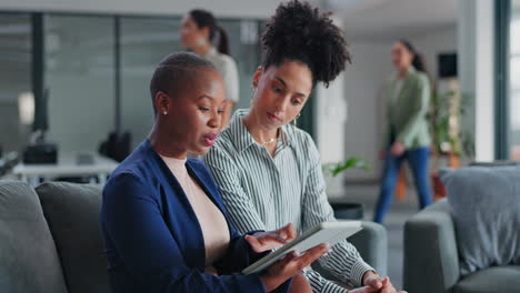 Tableta,-Salón-De-Empresa-Y-Trabajo-En-Equipo-De-Mujeres