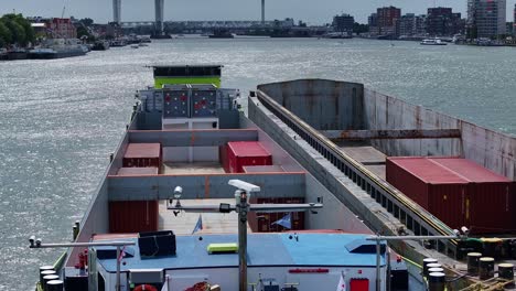 barcaza que transporta contenedores en las aguas tranquilas del río oude maas