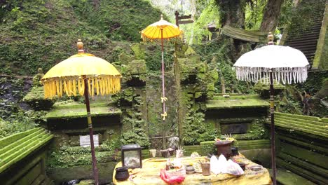 Altar-Templo-Para-Dioses-Hindúes-Bali-Templo-Colorido-Bosque-Tropical-Ofrendas-Bali-Indonesia-Aparentemente-Engendrando,-Pura-Mening,-Sitio-De-Oración