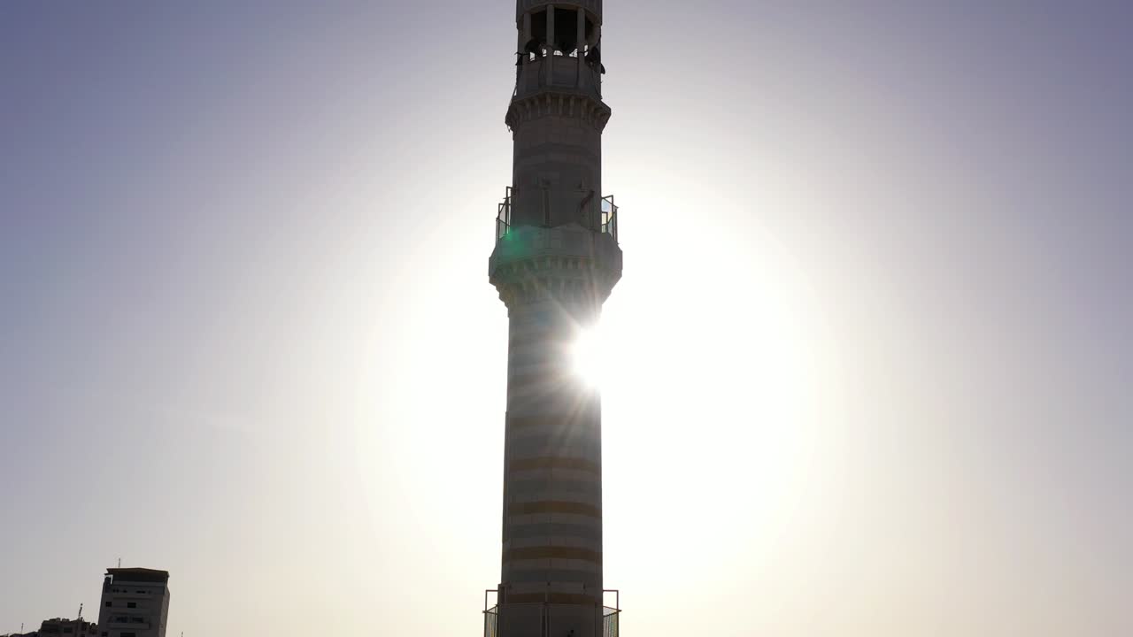 minarete de la torre de la mezquita en el campamento de refugiados de anata, en el cielo azul de jerusalén-aérea