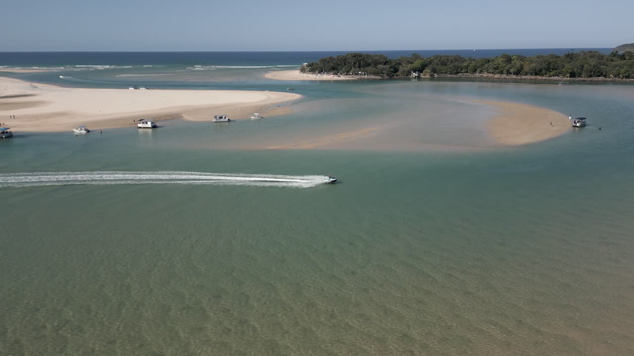 motocicletas de jet ski arriba poco profundas claras llanuras de marea del río noosa, qld aus
