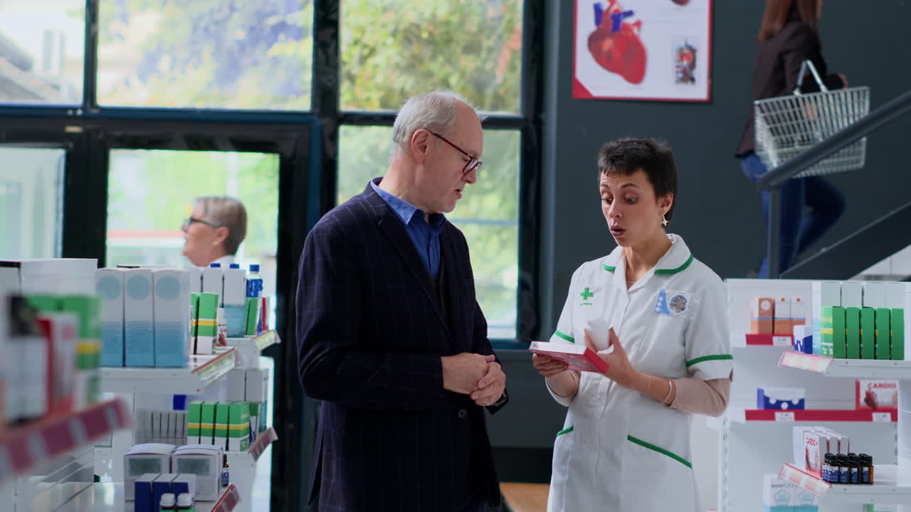 약사 는 사람 에게 항생제 를 제공 한다