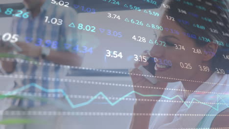 animação de processamento de dados financeiros sobre empresária usando smartphone