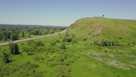 Vuelo-Aéreo-Sobre-La-Carretera-Entre-Las-Montañas