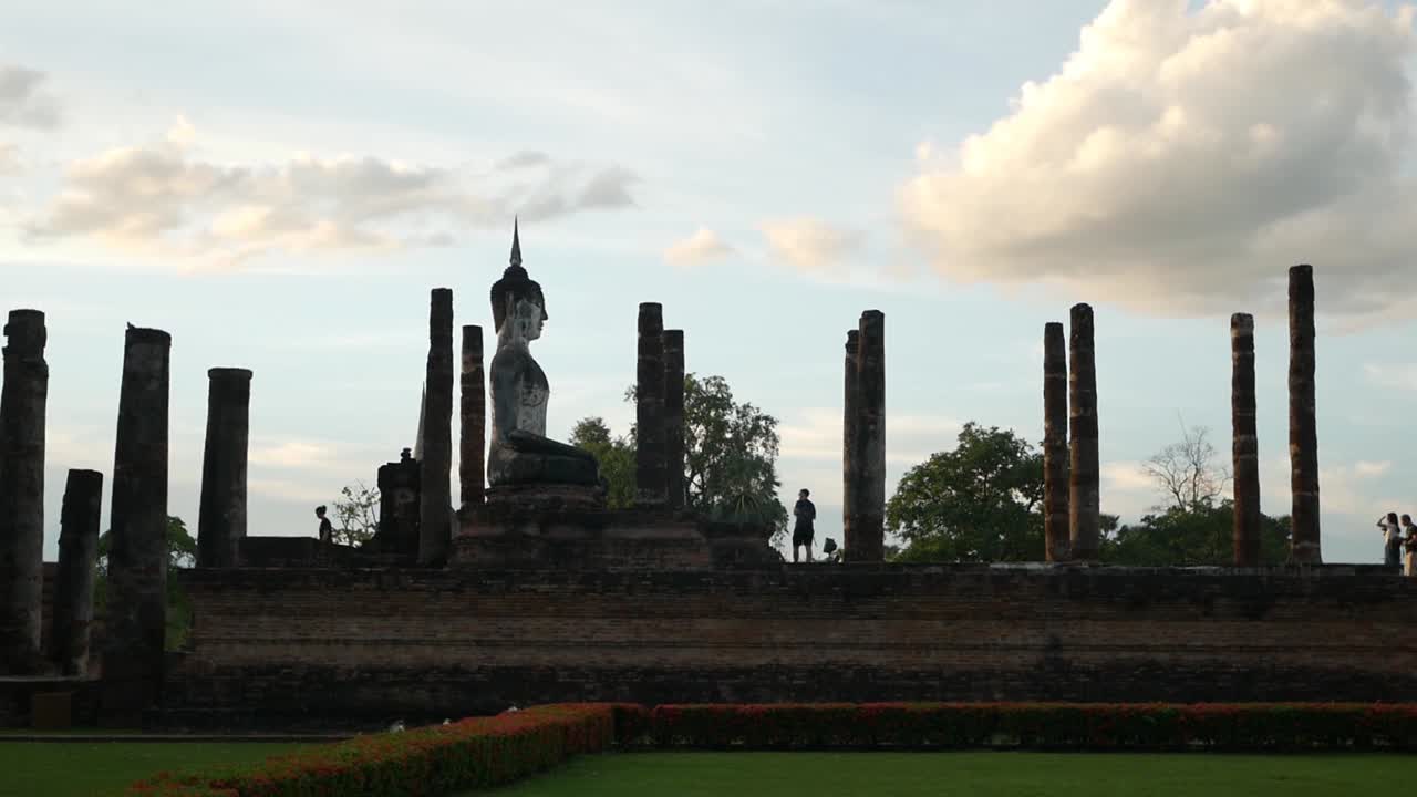 antiguo budismo de sukhothai en el parque histórico de sukhothai provincia de sukhothai, tailandia filmada con panasonic lumix gh5, panasonic 12-35 f2