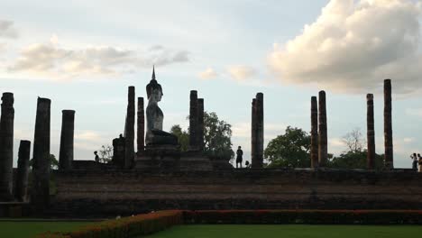 Sukhothai-Alter-Buddhismus-Im-Historischen-Park-Von-Sukhothai-Provinz-Sukhothai,-Thailand-Aufnahme-Mit-Panasonic-Lumix-Gh5,-Panasonic-12-35-F2