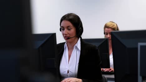 Empleados-Sonrientes-Del-Centro-De-Llamadas-Trabajando-En-Computadoras