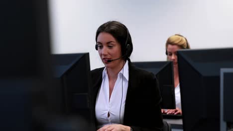 empleados de un centro de llamadas sonrientes trabajando en computadoras