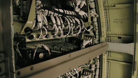 energía y cableado dentro de la cabina de un avión
