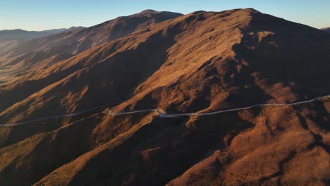 Scenic-road-over-the-mountains-in-New-Zealand,-Cardrona,-Crown-Range