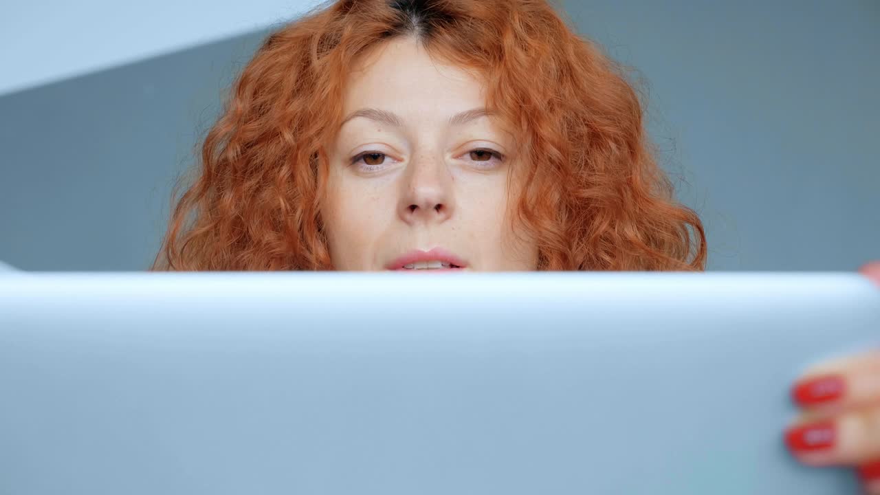 Mujer que trabaja en la computadora portátil