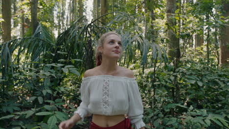 Hermosa-Mujer-Caminando-En-El-Bosque-Explorando-La-Exuberante-Selva-Tropical-Sola-Disfrutando-De-La-Belleza-De-La-Naturaleza-Perdida-En-Un-Viaje-Espiritual