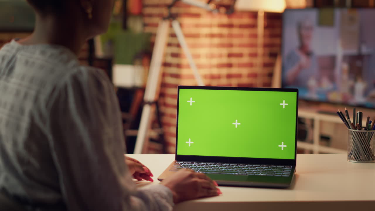 freelancer usando la pantalla verde en el ordenador