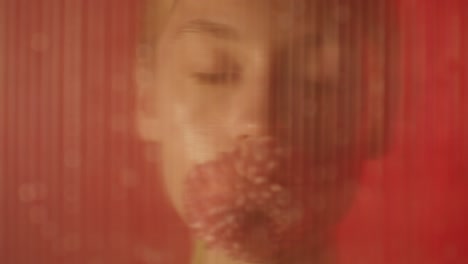 mujer con flor en un entorno rojo