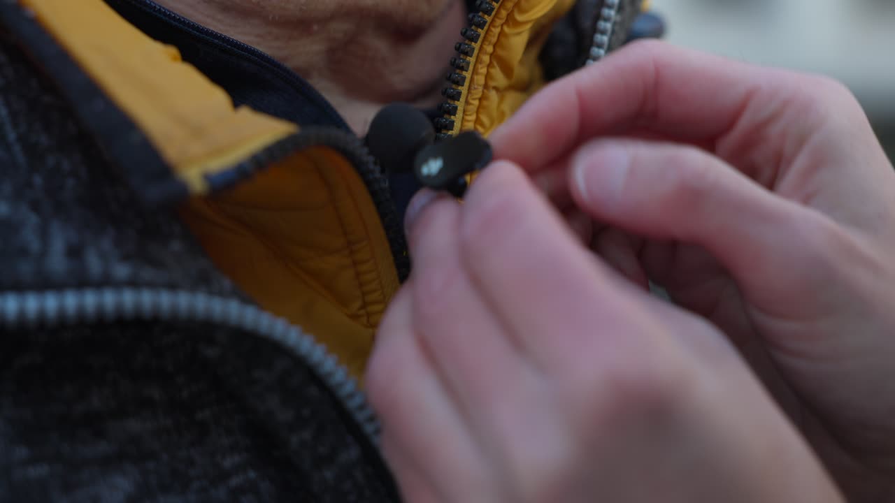 라발리어 마이크를 부착하기 위해 손으로 는 재의 자세한 내용