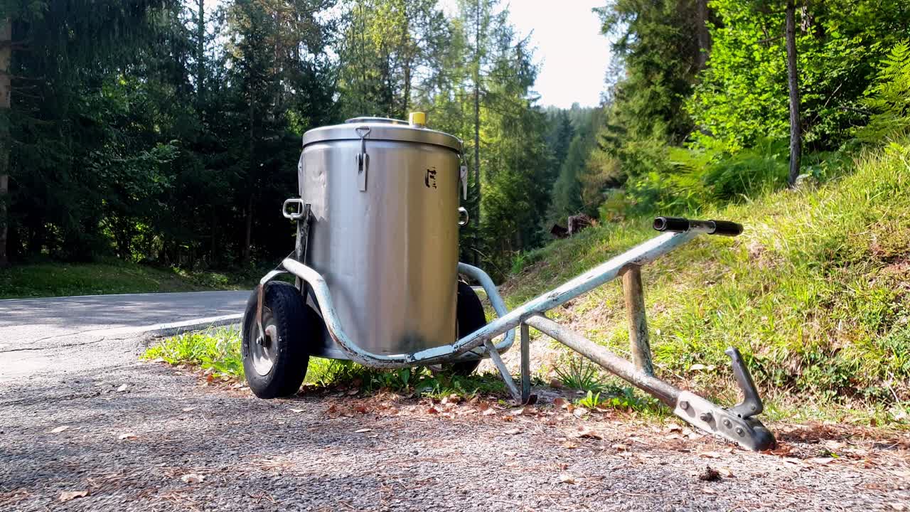 Cisterna del latte su ruote a bordo strada.