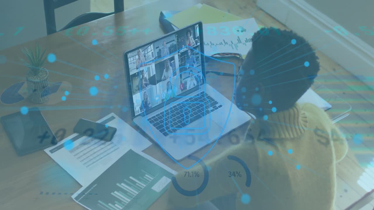 animación de candado de seguridad en línea e iconos digitales sobre mujer en llamada de video portátil