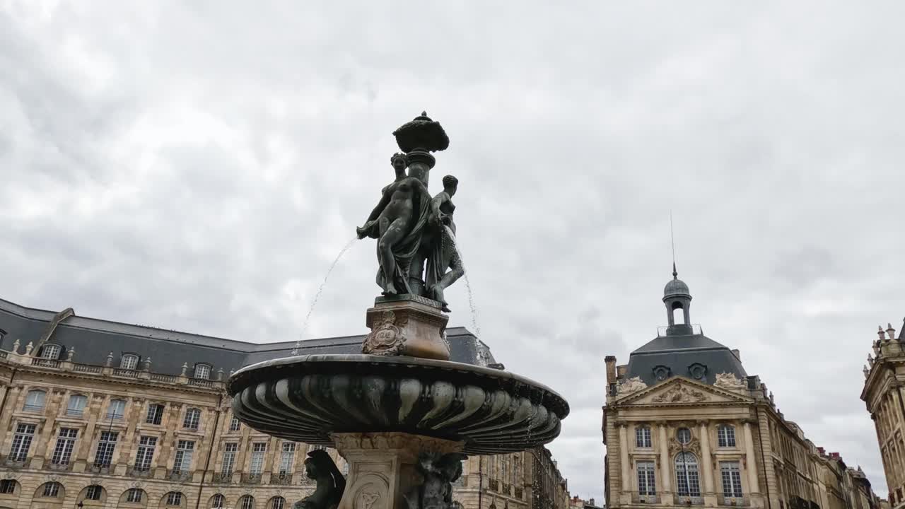 보르도 (bordeaux) 의 상징적인 광장에 있는 역사적인 분수