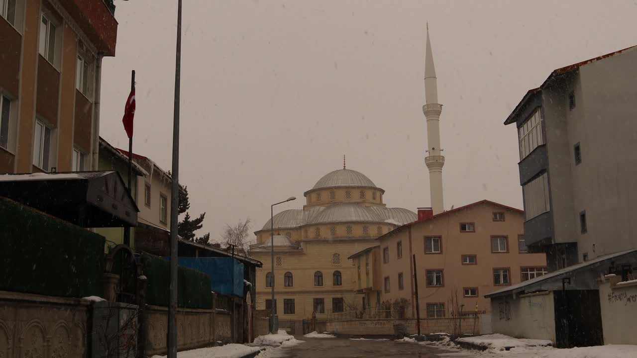 터키 여행 - erzurum, 터키에서 02.05.2021 모스크에 눈이 내리고 있습니다, 눈이 내립니다. 추운 날씨 -8 ° c, 겨울 시즌. 얼음, 얼음, 빙판, 얼음.