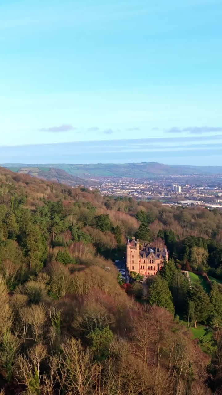 Bredt sosialt sideforhold, antennevideo av Belfast Castle og Cave Hill i Nord-Belfast, Nord-Irland i Storbritannia. Produsert med Rec709-farger