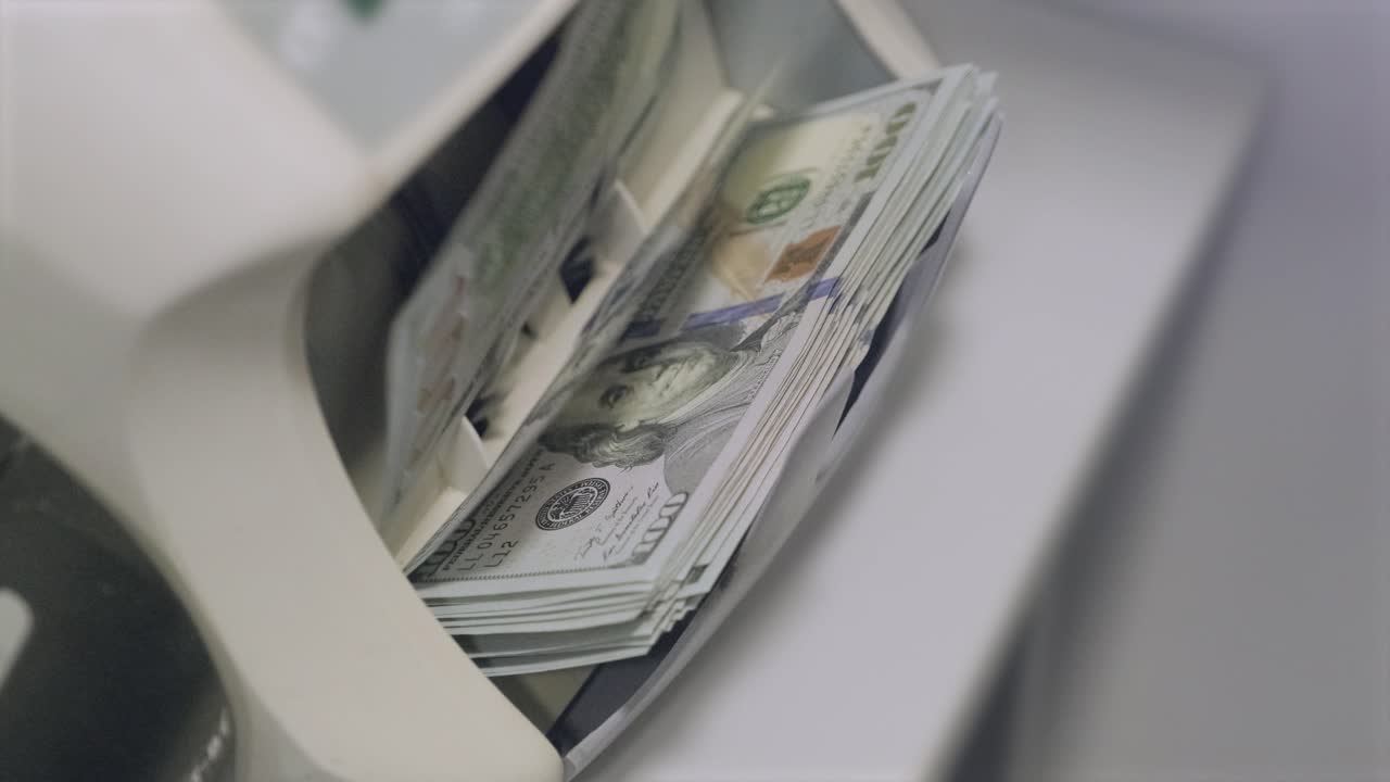 la máquina calculadora cuenta los billetes de un dólar mil dólares. 100 dólares