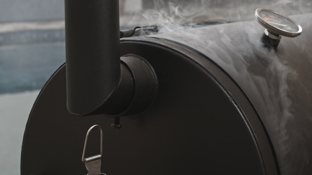 bbq 그릴 흡연기 에서 흘러 나오는 연기의 클로즈업