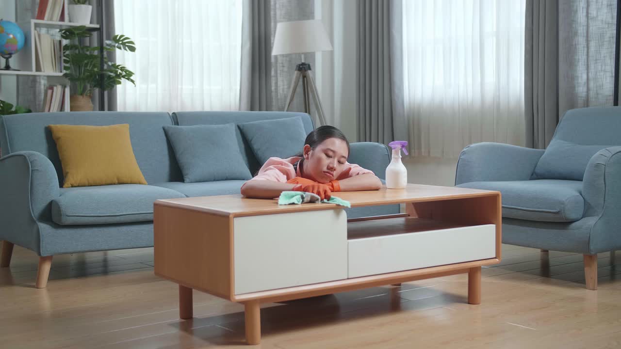 피곤 한 집주인이 커피 테이블 에서 잠을 자고 있다