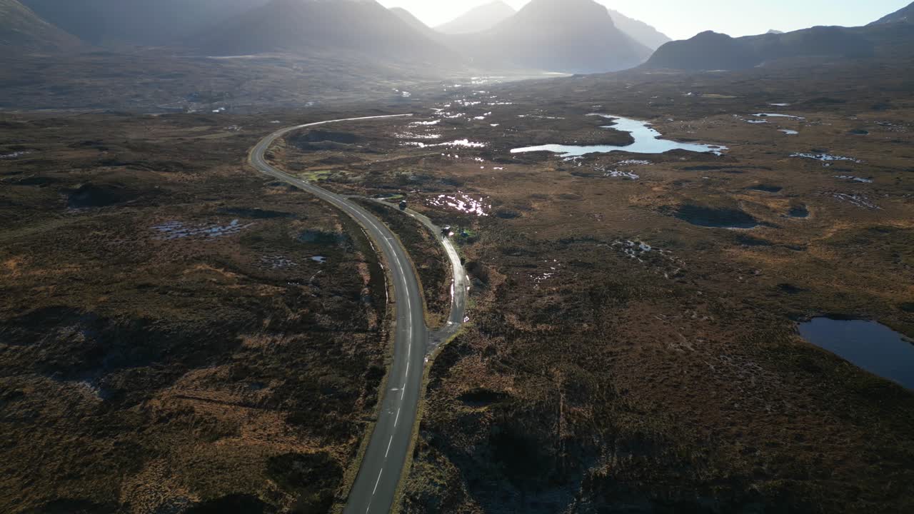 volando sobre scottish highland road al amanecer hacia el desierto y las montañas nubladas en sligachan isla de skye