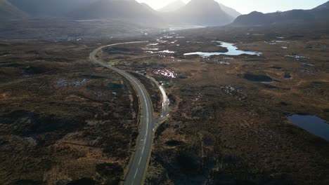 Im-Morgengrauen-über-Die-Schottische-Hochlandstraße-In-Richtung-Wildnis-Und-Nebligen-Bergen-Auf-Der-Insel-Sligachan-Fliegen