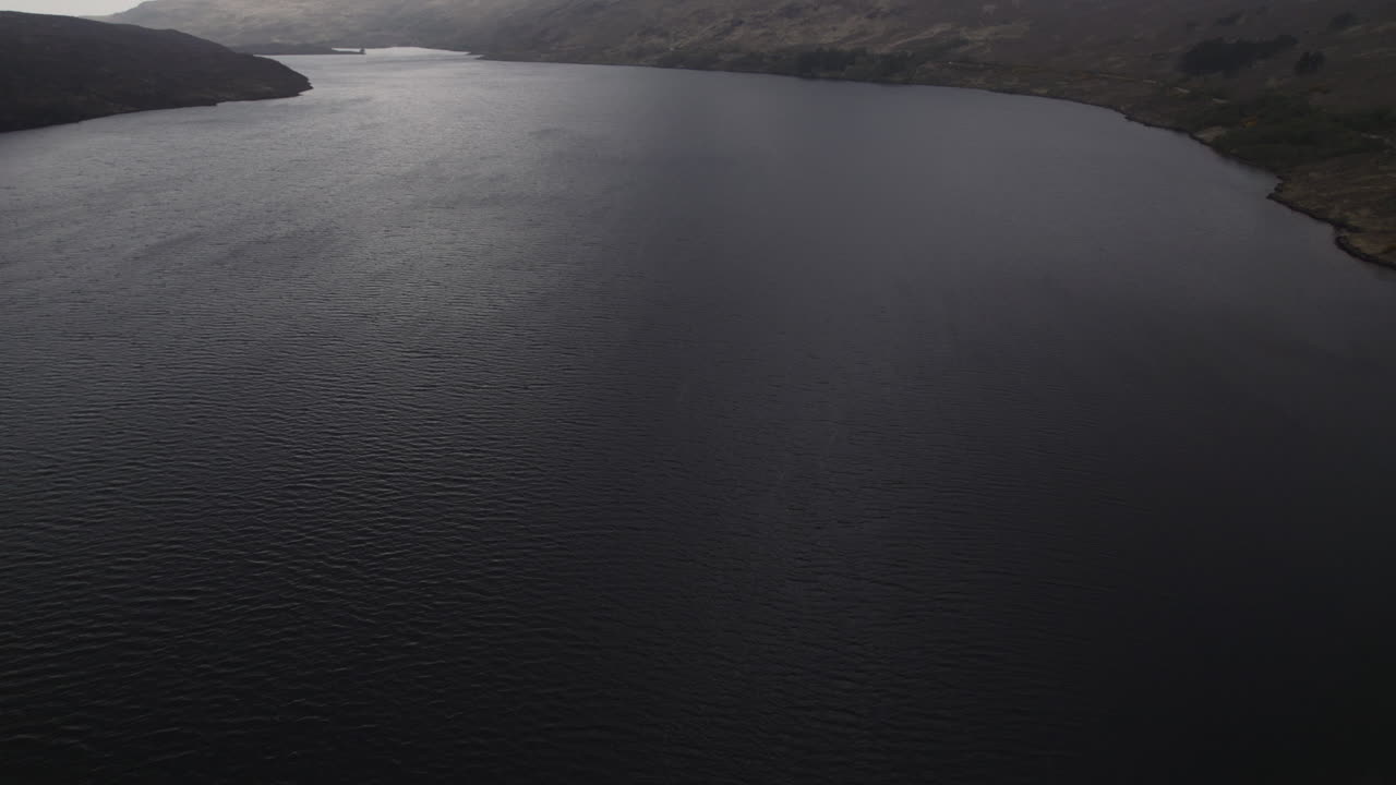 항공 드론 영상 은 스코틀랜드 고원 에 있는 구름 이 있는 산 스택 폴레이드 의 모습 을 보여 준다