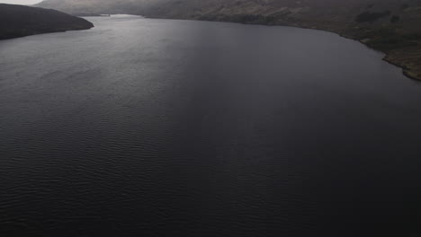 imágenes aéreas de aviones no tripulados revelan la montaña pollaidh con nubes en la parte superior de las tierras altas escocesas