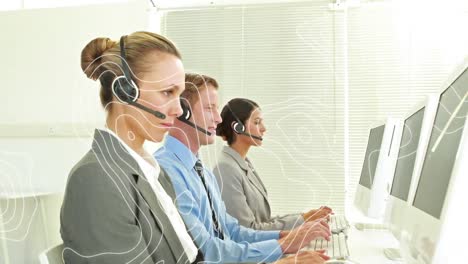 animación del mapa de la línea sobre personas de negocios que usan auriculares telefónicos