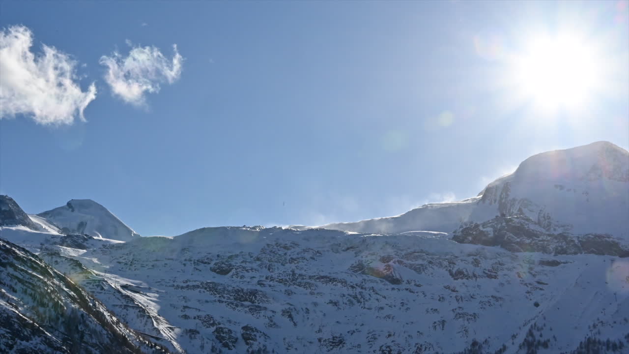 저속 촬영: 바람이 부는 산 능선, 구름 폭발, 움직이는 오후의 태양, 스위스 알프스 풍경