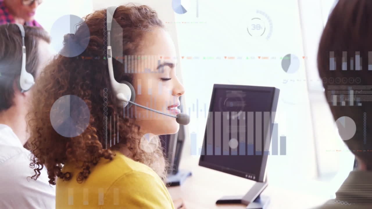 animación del procesamiento de datos financieros sobre diversas personas de negocios que usan auriculares telefónicos