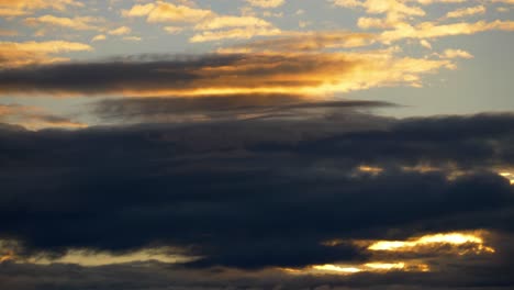 resplandor de la puesta de sol detrás de las nubes negras en el crepúsculo