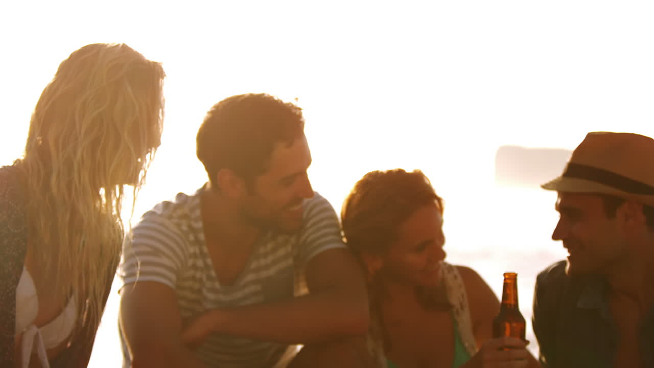 Amici sorridenti seduti