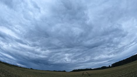 Weitwinkelaufnahme-Dichter-Gewitterwolken-Im-Zeitraffer