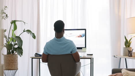 hombre negro, estiramiento y trabajo desde la oficina de casa