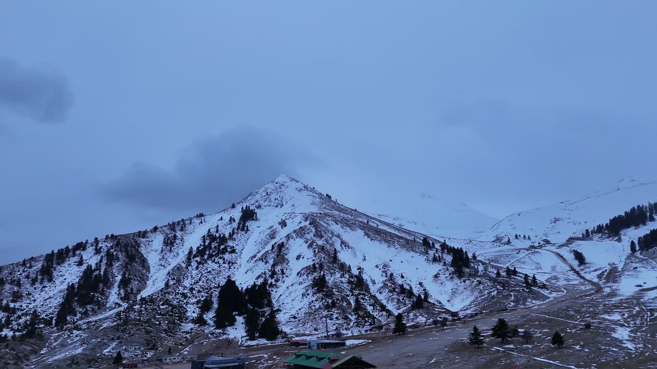 그리스의 헬모스 산맥의 공중 관측은 눈 인 웅장한 풍경을 보여줍니다.
