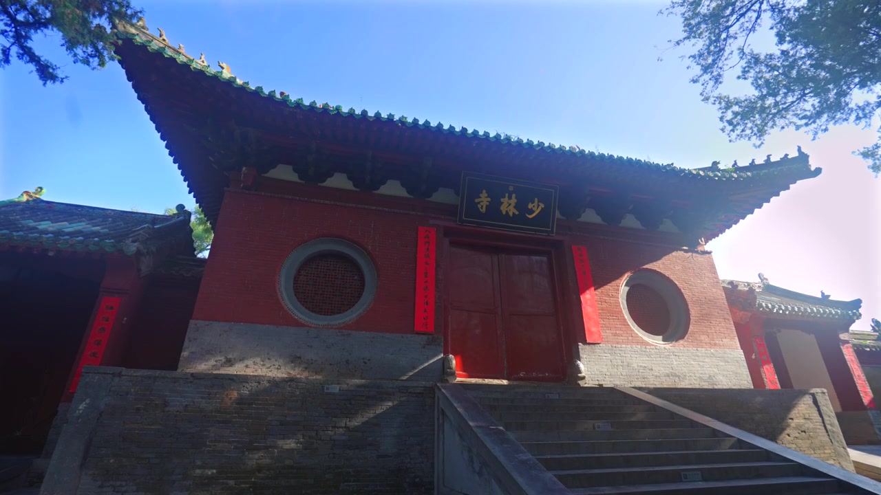 Antichi edifici del Monastero Shaolin con piccioni in volo all'alba, punto di riferimento sacro della cultura delle arti marziali cinesi